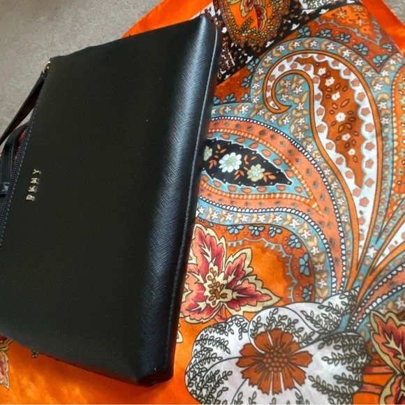 DKNY Black crossbody bag with adjustable strap 100%PVC - Picture 15 of 16